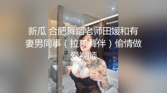   屌哥丶星选新晋老哥首秀，两个大汉操骚女，3P名场面，开档黑丝一个插嘴一个扣穴，前后夹击太爽了