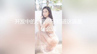 咖啡厅里受不了直接让她撅起屁股在人来人往狠狠地干她