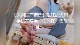 变态恋物狂维修工偷配钥匙潜入美女家中偷内裤鞋袜提早回来的女孩撞见