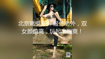 广场一路跟踪偷拍个正在拍摄的极品美女模特非常幸运有机会尾随到女厕一窥她的逼逼1