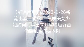 笑眯眯大奶颜值女神小露逼逼，吊带裙掏出奶子揉捏