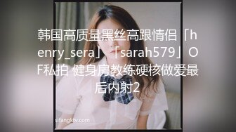 苹果手机门缝偷拍爱狗的合租妹子脱光衣服一边打电话一边揉胸 (1)