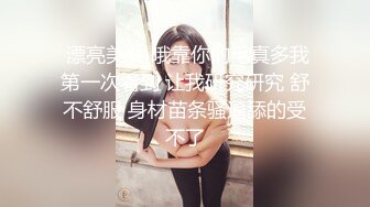  新人妹子全裸卧室中露脸自慰道具跳蛋刺激，一阵阵震动表情骚气呻吟高潮的感觉