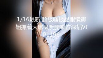 《极品CP魔手外购》美女如云餐饮店大神躲藏女厕逼脸同框偸拍数位小姐姐方便，被一个美女发现翻车了还好没有推门吓尿了 (9)