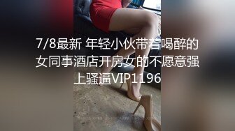  眼镜美眉 撅着屁屁被女友后入猛怼 操的眼镜都快掉了 撸射嘴巴起来鸡鸡 表情诱惑