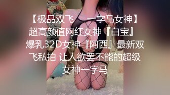 卷发虎牙轻熟女露脸全裸自慰，丰满身材，白虎穴还算干净手指抠逼，白浆渗出