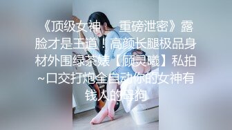 金发花臂唇钉妹妹，和闺蜜一起诱惑，脱衣热舞，一线天馒头肥B，翘起双腿看穴，道具抽插自慰