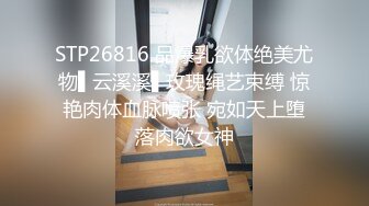 【新片速遞】两个骚女露脸在一起比男人玩的都嗨，丝袜情趣制服诱惑双头道具互相插逼，戴上假鸡巴开草主动上位，给逼吃菜