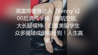 窗外偷拍邻居家眼镜妹洗澡,脱光衣服坐在马桶上玩手机,反正她眼睛高度近视,也不怕她发现