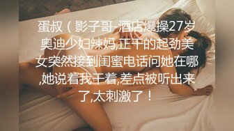 我的妈妈3。再次潜入老妈房间偷拍她睡觉，第一次近距离看老妈的逼逼。