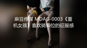 商场女厕全景偷拍黑衣少妇肥美的大鲍鱼 细细的擦拭着小穴