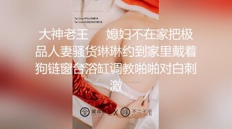 魅色夫人轻度SM调教两个性感女奴 撅着小屁股被主人用假屌和粗黄瓜插到爽 言语很是淫荡