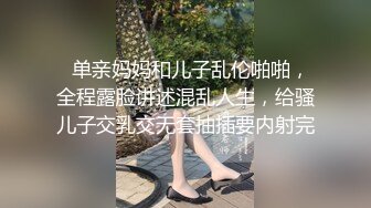 隆隆声的周末，骚逼女友单位放假，又过来找我啪啪，进门就把我摁下捉主我鸡巴不放，在那里吃得我快受不了，等等看我怎么爆操收拾她！