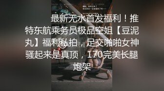  漂亮美女吃鸡啪啪 你喜欢玩游戏 我喜欢玩逼 玩爽了就是一顿爆操 射了一骚逼