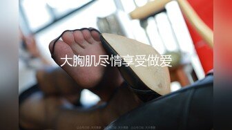    颜值不错两个骚妇乳房戴铃铛 轮流被操 这男的爽 被一个骚逼口交 一个舔屁眼