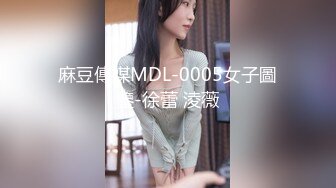 【新片速遞】  奶茶店女厕正面欣赏两个打闹绝美小妞❤️发涩微红的肉唇竟然分成三片