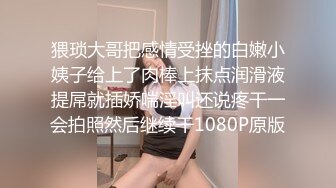 【新片速遞】  客厅的淫乱，双女群战被操的语无伦次，女上位换个姿势享受场面淫乱