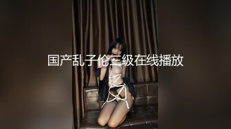 躲在气窗偷拍美女洗澡一个不留神差点被发现