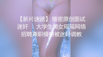 一个塞嘴里，一个操