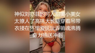  熟女阿姨车震 啊不行了太刺激要射了 阿姨撅着屁屁趴在车座上 小伙操了几下就射