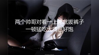 红衣少妇蹲下开始玩手机蹲了十几分钟也不怕腿麻蹲功真好