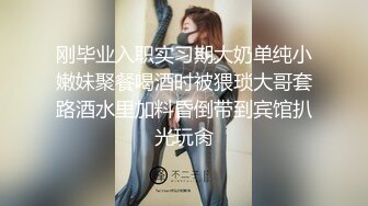 商场女厕全景偷拍黑衣少妇玩手机尿尿 鲍鱼保养的挺粉嫩呢