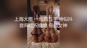 被迫穿上V字泳装…