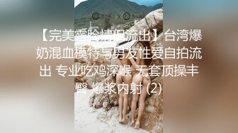  澡堂子偷拍俩大奶眼镜少妇手揉奶子的动作太妖娆了