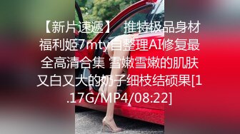 邊看美劇邊享受性感女友的口活服務 豐滿身材十分誘