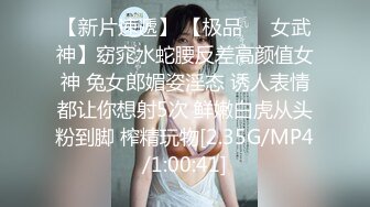 羞涩的眼镜妹