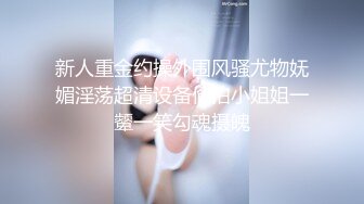 小情侣在网吧包房里面看看电影女友蹲下给口活，不仅颜值高，技术很熟练