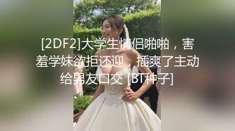 漂亮制服美女3P 身材嬌小 同時伺候三根肉棒 嘴叼逼插 被無套輸出 非常享受舒坦