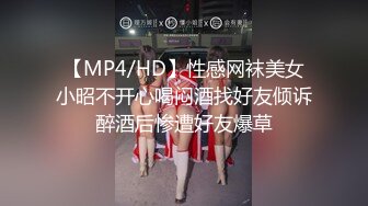  俊男靓女激情3P玩弄风骚小母狗，渣男接了杯尿给骚逼喝真淫荡，一起鸳鸯浴