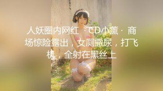 带小女孩的丰满妈妈