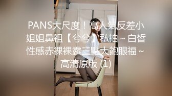 父母的乖女兒,呆萌可愛眼鏡學生妹閨房背著父母褕褕玩,青春肉體壹覽無余