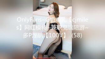 大胆妹子把手机藏到浴筐内潜入女澡堂偸拍别的美女洗澡全过程妹子身材还行貌似还是无毛洗的很仔细