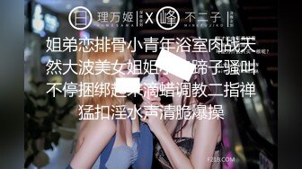    上面在玩吃鸡下面美女吃JB ，极品美女趴在桌子下交 ，吸吮大屌用脚磨蹭小穴 ，顶级蜜桃臀