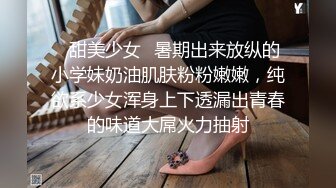 帅气小伙双飞两位熟女大姐全程露脸，躺在床上享受大姐的口活激情上位，轮草两女大奶子乱晃