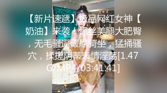 网红大奶极品女神的诱惑，全程露脸互动狼友撩骚不断，揉奶玩逼特写展示，要舔狼友大鸡巴，坐插道具呻吟可射