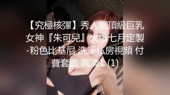  人妻榨汁机跟两个年轻小哥激情3P给狼友看，淫乱的房间被两个小哥各种玩弄