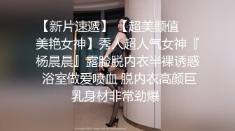 颜值不错美少妇腿上绑振动棒户外诱惑 开裆丝袜边吃饭震动再到厕所自慰