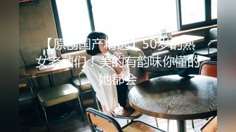 窗户缝偷窥楼下房东刚放学回家的女儿洗澡?奶子还太小没有发育好