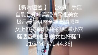 青春活力的小妹妹又發情了，癮來了直接在鏡頭前和狼友互動發騷，小騷逼和菊花都很粉嫩。